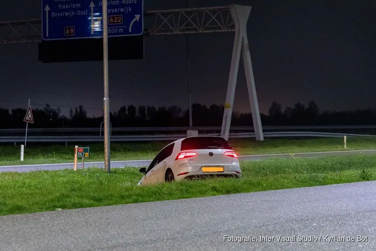 Automobilist verliest macht over het stuur en belandt in greppel langs de A9 bij Heemskerk