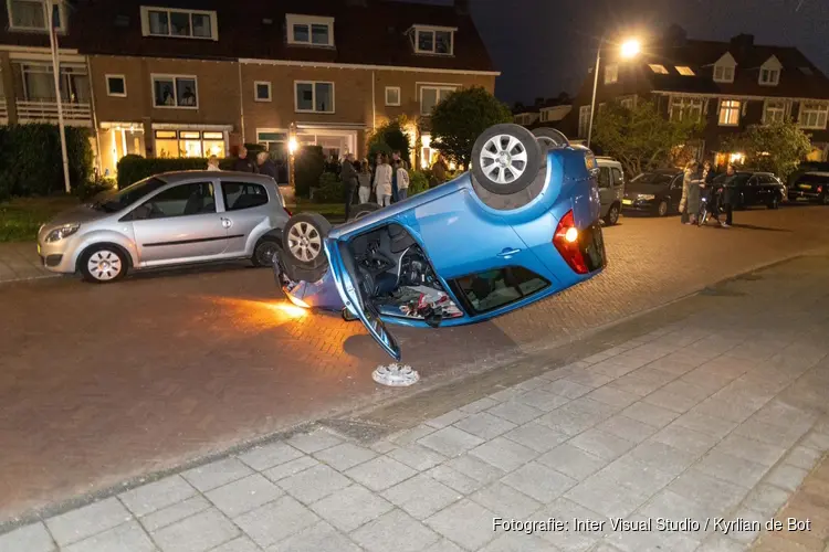 Auto over de kop bij ongeval in Haarlem