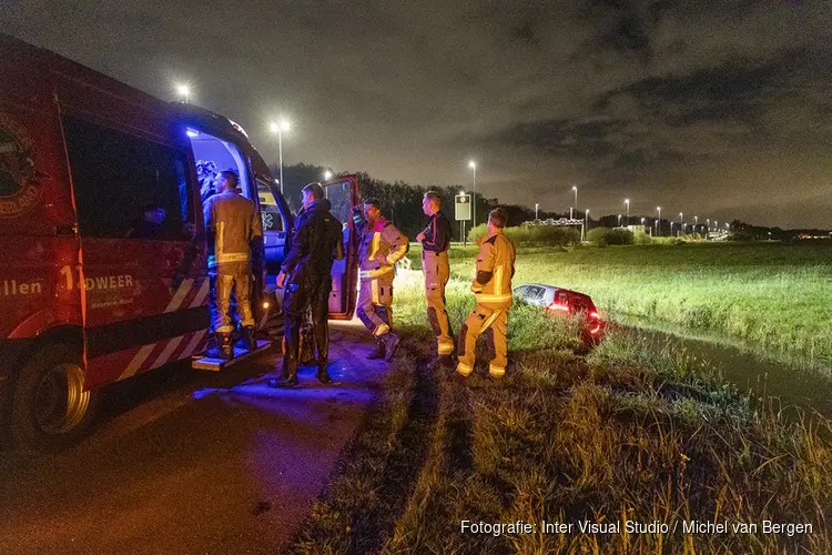 Automobilist te water langs de Oostlaan in Velserbroek