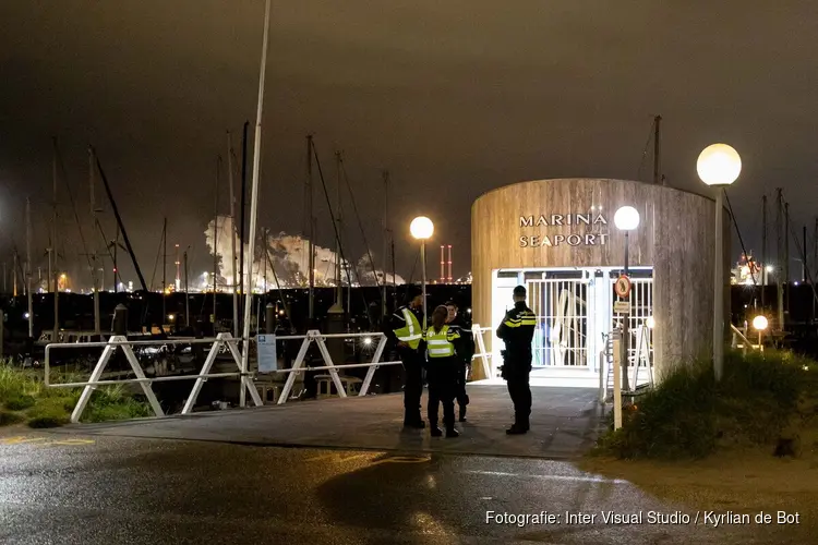 Traumahelikopter landt voor persoon te water in IJmuiden