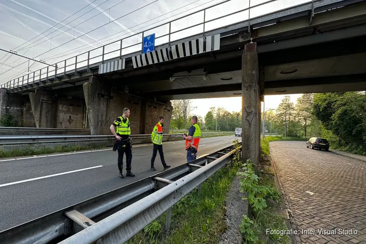 Schade aan spoorbrug bij N208 in Haarlem, beperkt treinverkeer