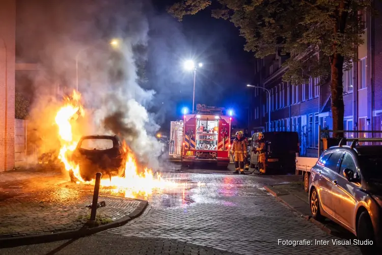 Brandweer heeft veel moeite met blussen van nachtelijke autobrand in Haarlem