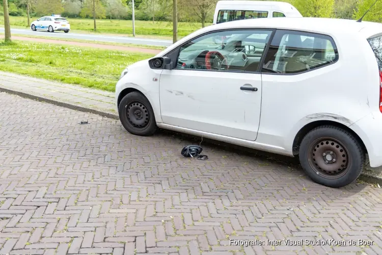 Automobiliste raakt geparkeerde auto's en wordt aangehouden