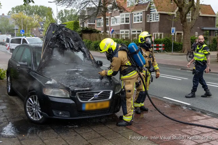 Autobrand aan Julianalaan in Overveen