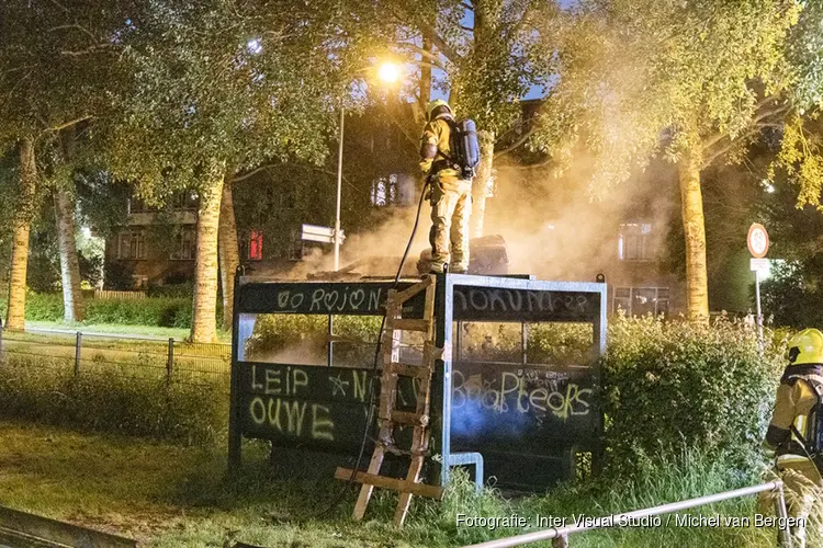 Brand op dak chillplek aan de Broekeroog in Velserbroek