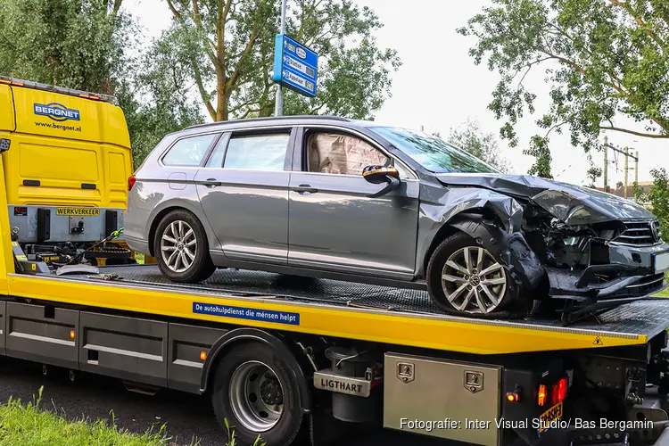Duitse automobilist rijdt lantaarnpaal uit de grond in Haarlem