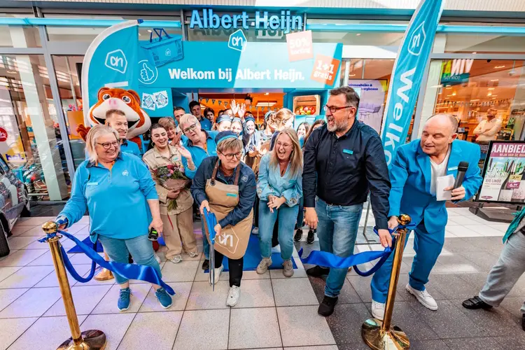 Topdrukte bij opening Albert Heijn Wijkerbaan