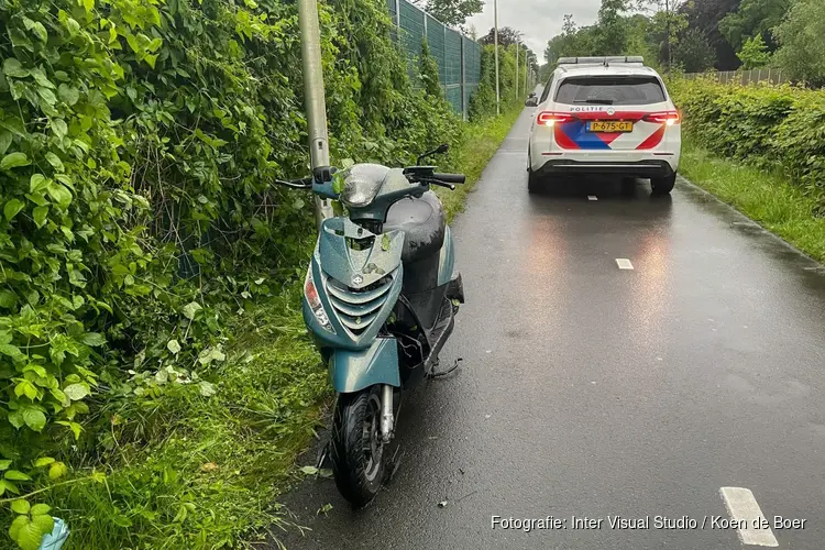 Scooter onderuit op nat fietspad in Driehuis, twee gewonden