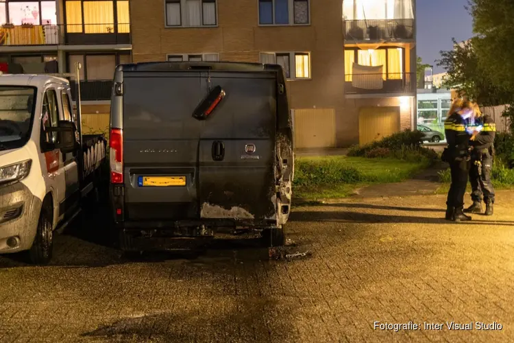 Busje in brand aan Baden-Powellstraat in Haarlem