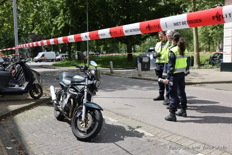 Ongeluk in Haarlem: motorrijder en fietser naar ziekenhuis