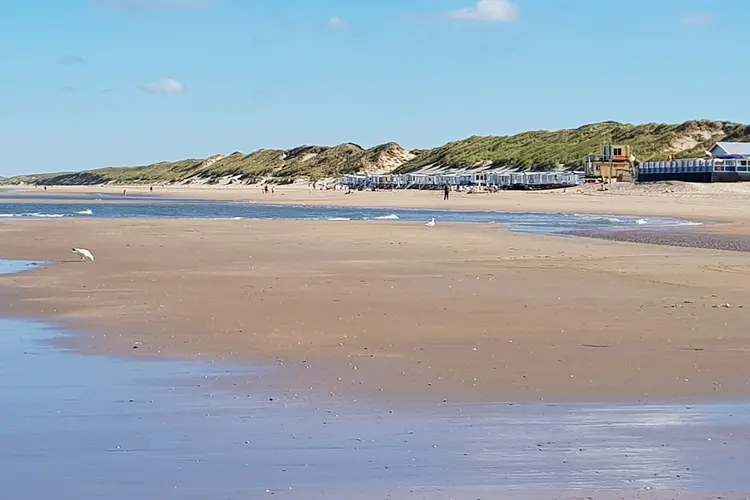 Lekker slenteren op strand Heemskerk