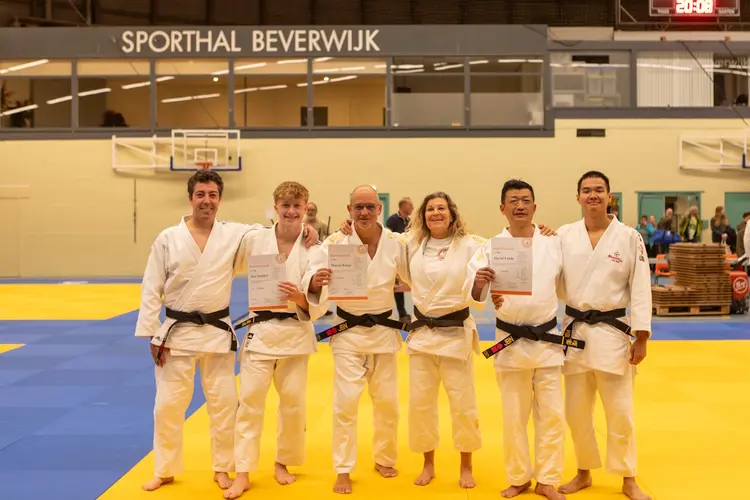 Beentjes judo sport drie zwarten banden rijker