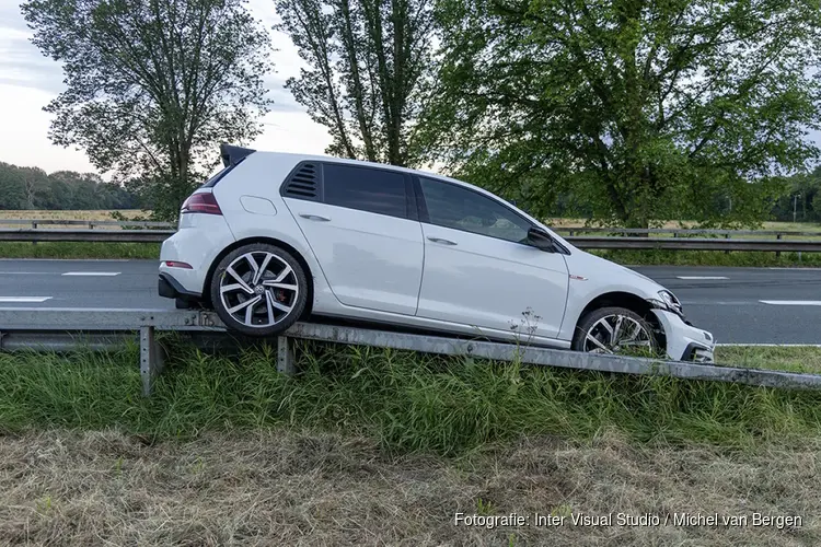 Auto op vangrail bij ongeval Amsterdamseweg