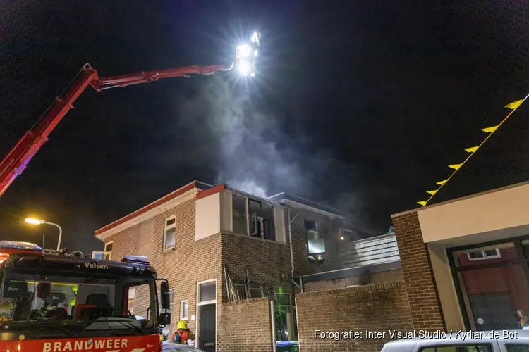 Bewoners uit brandende woning gevlucht en kat gered in IJmuiden