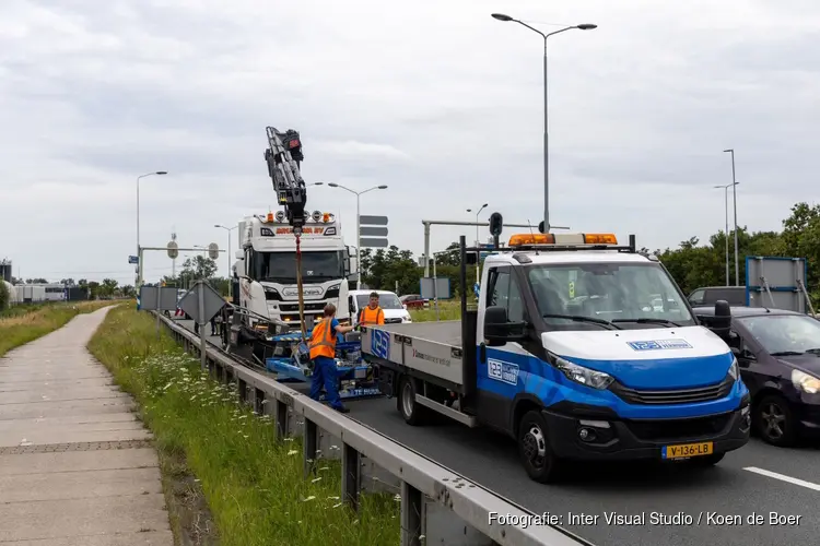 Hoogwerker gekanteld op Amsterdamseweg