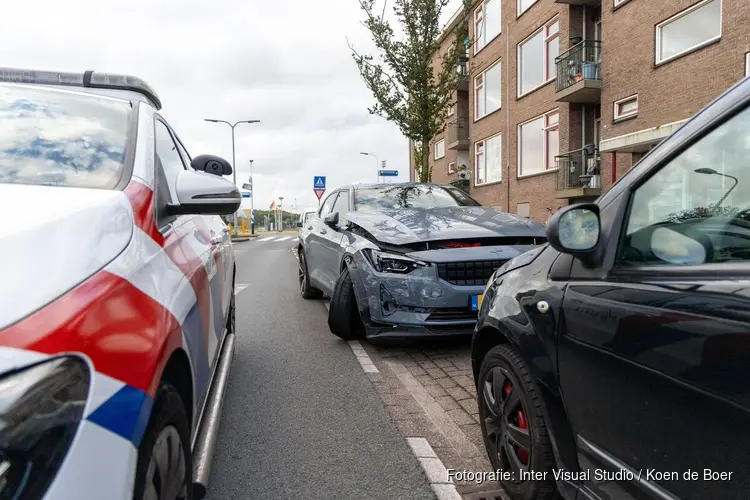 Automobilist ramt drie geparkeerde auto's en rijdt door