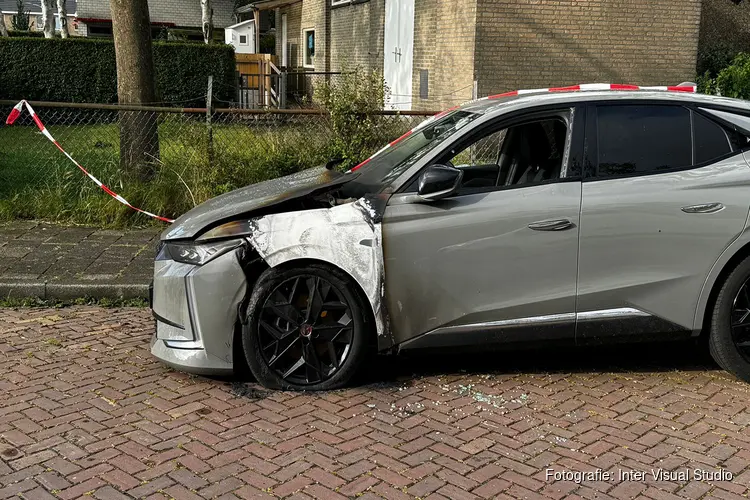 Auto in brand aan Piet Mondriaanstraat in Haarlem