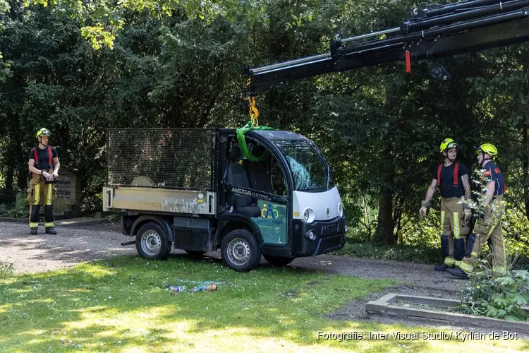 Onderhoudswagentje valt om op begraafplaats in Heemstede