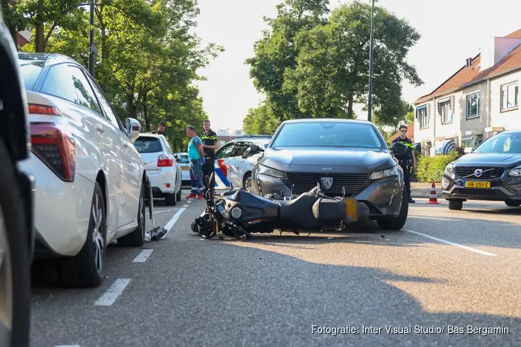 Botsing tussen auto en motor in Beverwijk