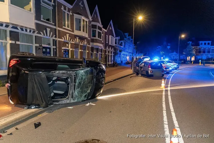 Auto vliegt uit de bocht en belandt op zijkant in Haarlem