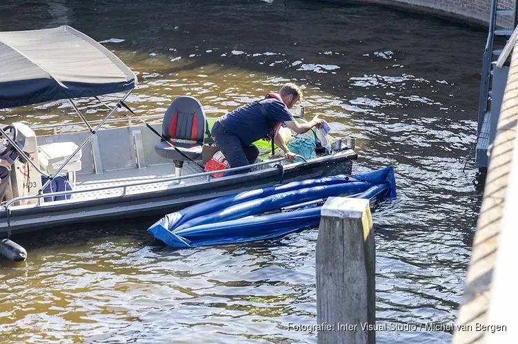 Hulpdiensten groots uitgerukt voor afgedreven bootje in Haarlem