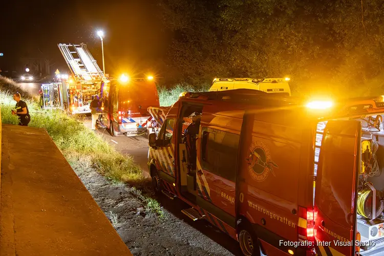 Jongeren springen van brug A9 bij Zijkanaal C