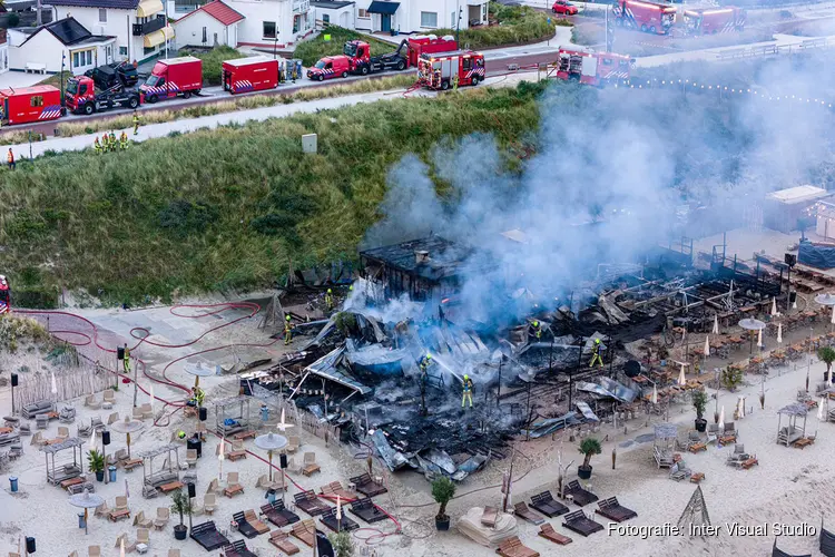 Ravage vanuit de lucht en bij daglicht goed zichtbaar na verwoestende brand in Zandvoort