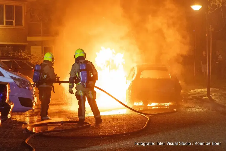 Auto in brand naast appartementencomplex in Beverwijk