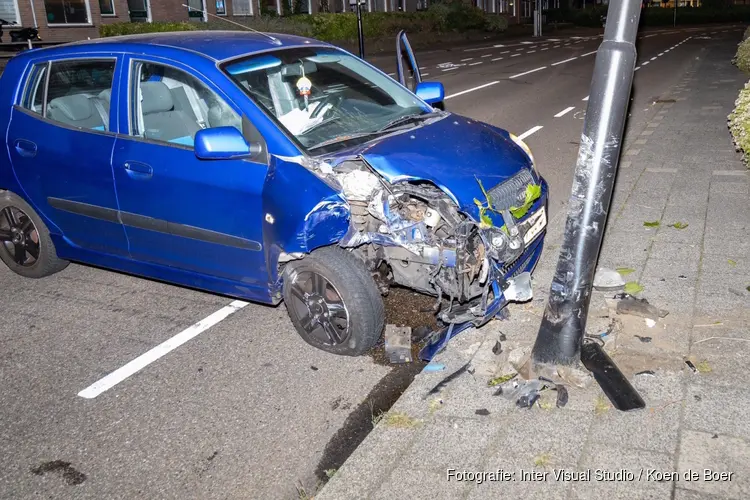 Auto tegen lantaarnpaal gereden in Beverwijk