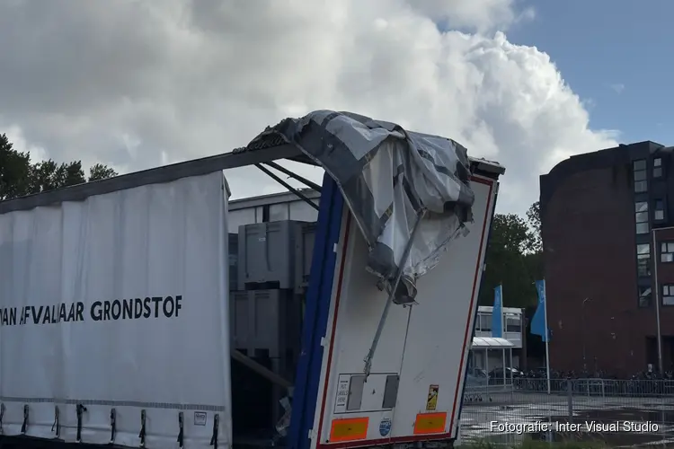 Vrachtwagen rijdt tegen spoorviaduct in Haarlem, treinverkeer gestremd