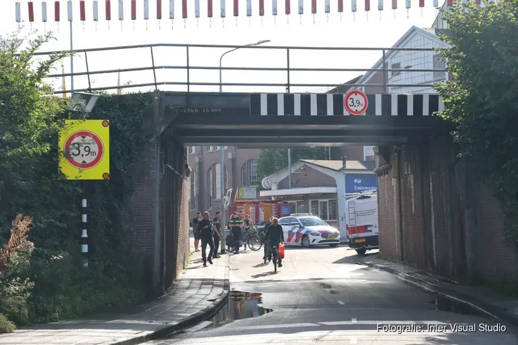 Treinverkeer Haarlem gestremd door te hoge vrachtwagen onder viaduct