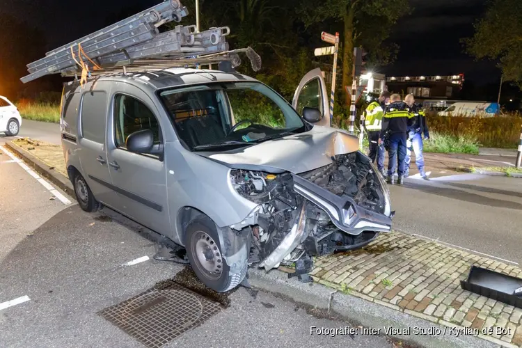 Bestuurder van bestelbusje rijdt straatmeubilair uit de grond in Haarlem