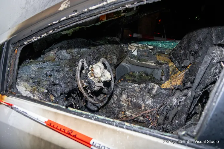 Auto in brand aan de Bertha von Suttnerstraat in Haarlem