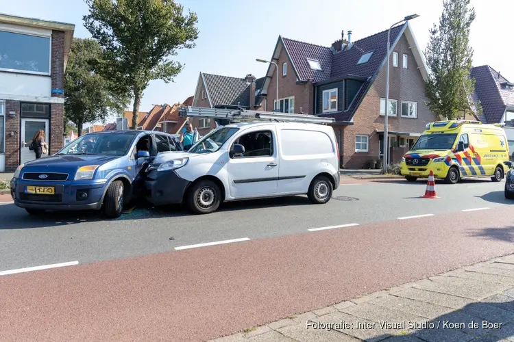 Botsing tussen auto en bestelbus in IJmuiden