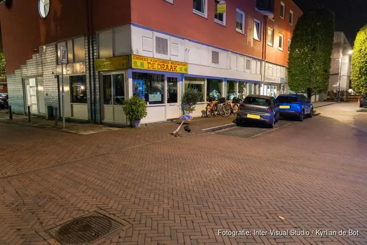 Auto rijdt verkeersbord uit de grond in Haarlem, bestuurder spoorloos