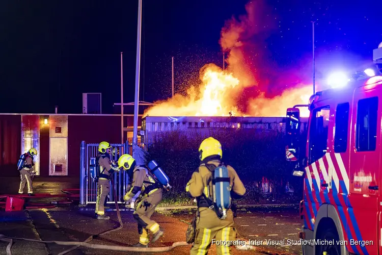 Fikse uitslaande brand in keet bij sportveld aan Adrichemlaan in Beverwijk