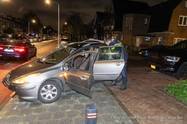 Automobilist zet het op een rennen na aanrijding met taxi en paaltje in IJmuiden