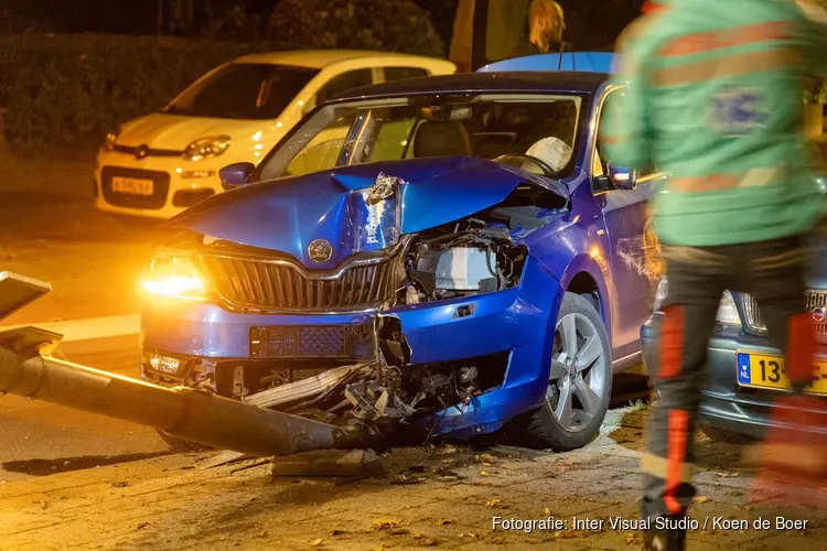 Auto tegen lantaarnpaal en geparkeerde auto's gereden in Beverwijk