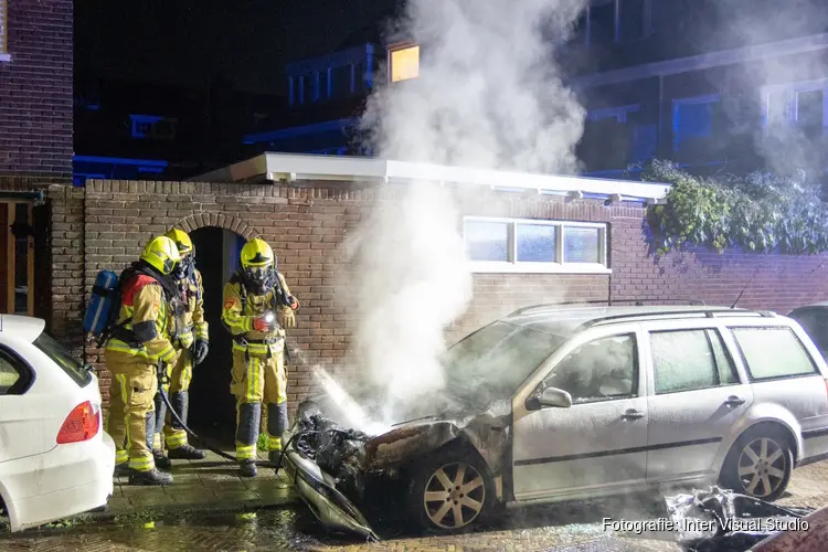 Auto door brand verwoest aan Saturnusstraat in Haarlem