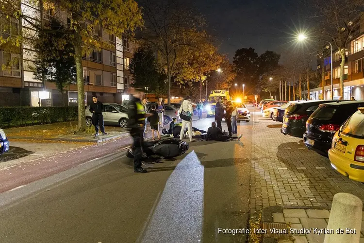 Scooterbestuurster gewond in Haarlem na botsing met auto