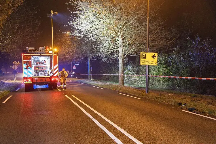 Automobilist vliegt met extreem hoge snelheid uit de bocht in Heemskerk