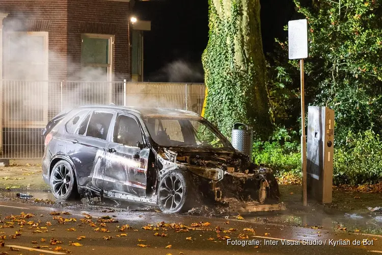 Elektrische auto gaat in vlammen op in Haarlem