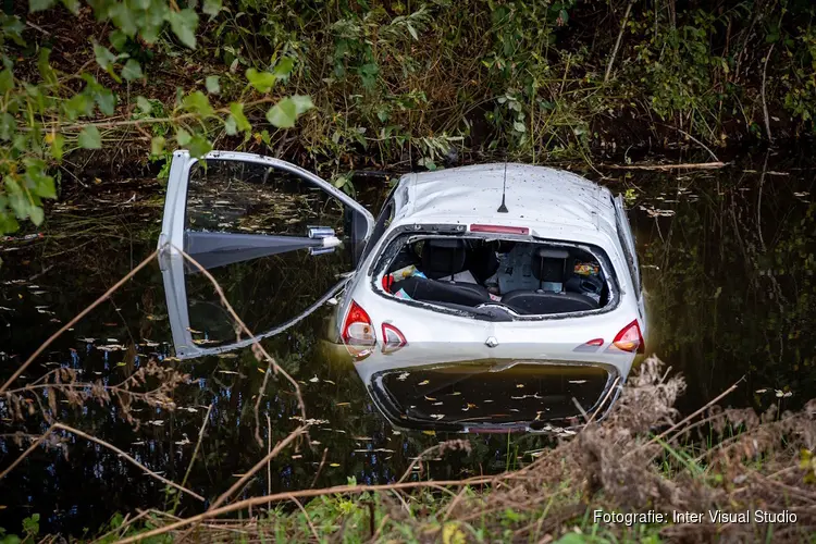 Auto te water gereden langs N205 in Haarlem