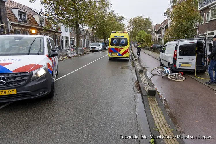 Fietsster botst tegen geparkeerde bedrijfswagen in Haarlem