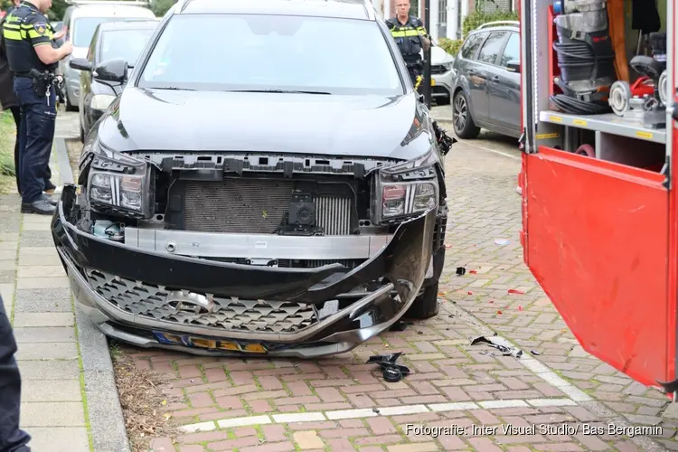 Kleine brand in woning Beverwijk, brandweerwagen raakt personenauto