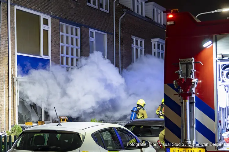 Veel rookontwikkeling en enorme schade bij brand in Warmenhovenstraat IJmuiden