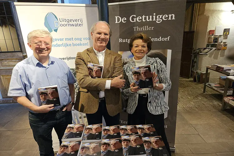 Bomvolle boekhandel De Vries tijdens lancering debuutthriller Haarlemse oud-advocaat