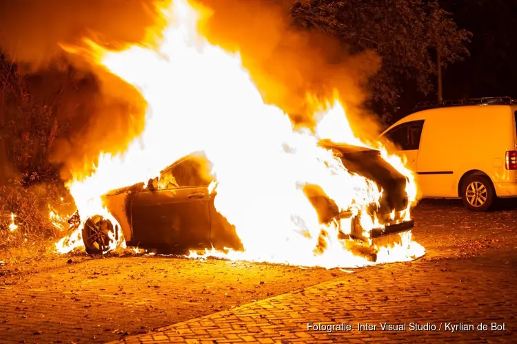 Auto compleet verwoest door brand aan Vondelweg in Haarlem