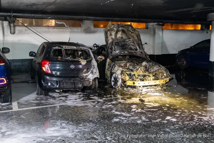 Brand in parkeergarage in Haarlem: twee auto's verwoest