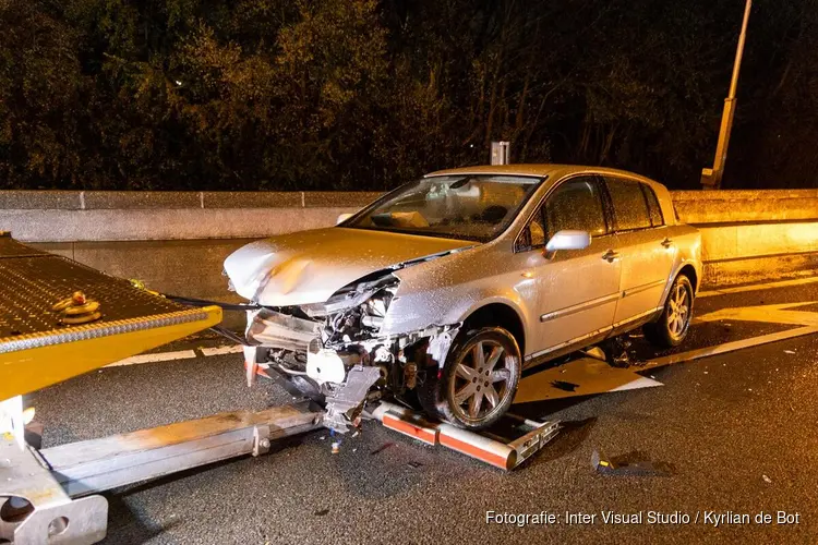 Ongeval met voertuig Rijkswaterstaat tijdens bewaken van ongeval op A22